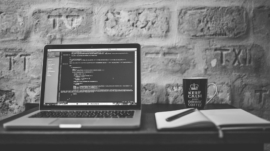 laptop op bureau